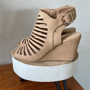 City Classified Gladiator Strap Wedges Size 5.5 EUC